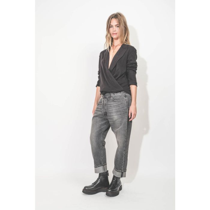 Top Twisted Lapel Black R13. Porté de profil. 