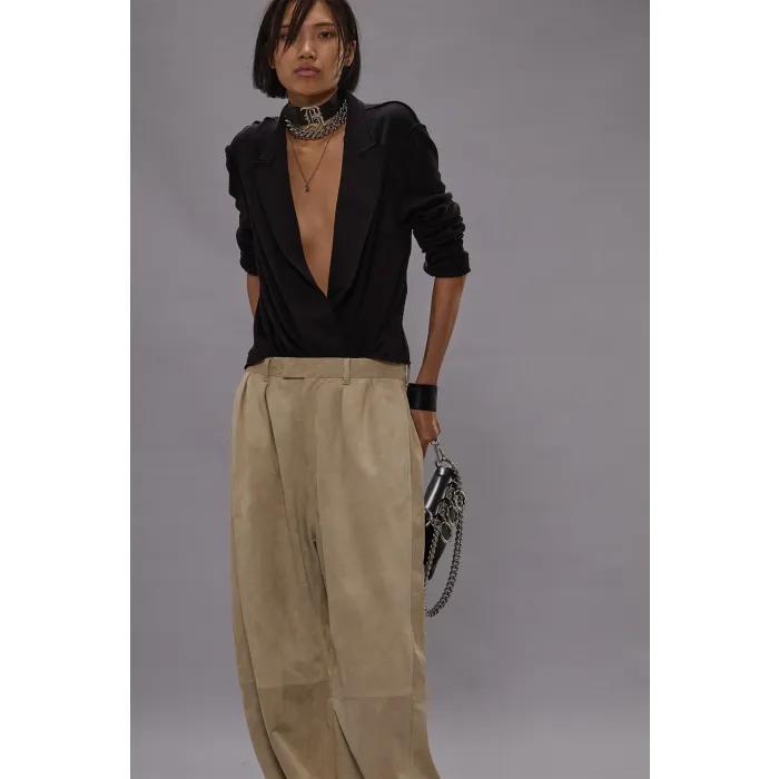 Top Twisted Lapel Black R13. Porté de face manches remontées. 