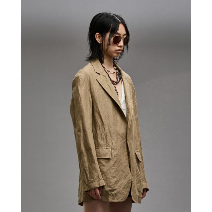 Veste over size froissé en coton beige Ragged Blazer R13. Porté fermée de profil.