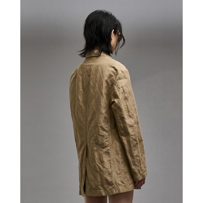 Veste over size froissé en coton beige Ragged Blazer R13. Porté de profil dos.