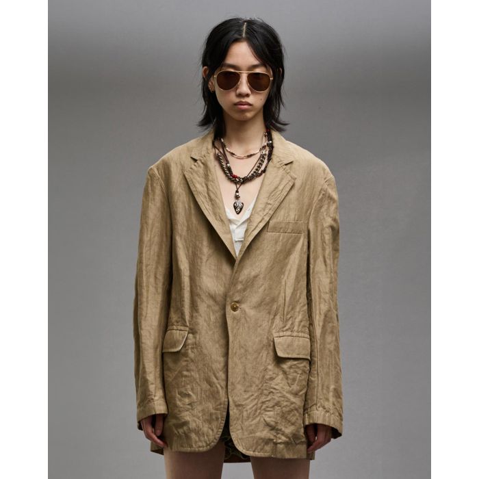 Veste over size froissé en coton beige Ragged Blazer R13. Porté fermée de face.