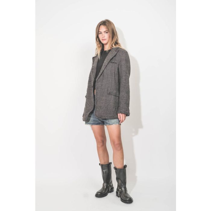 Veste Frayed Edge Ragged Blazer Dark Grey Plaid R13. Portée avec un short en denim bleu.
