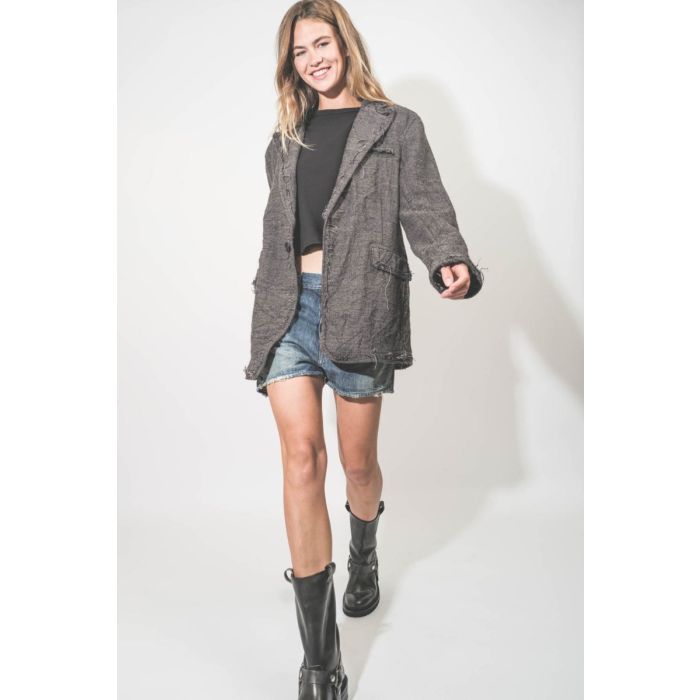 Veste Frayed Edge Ragged Blazer Dark Grey Plaid R13. Portée sur un tee-shirt noir.