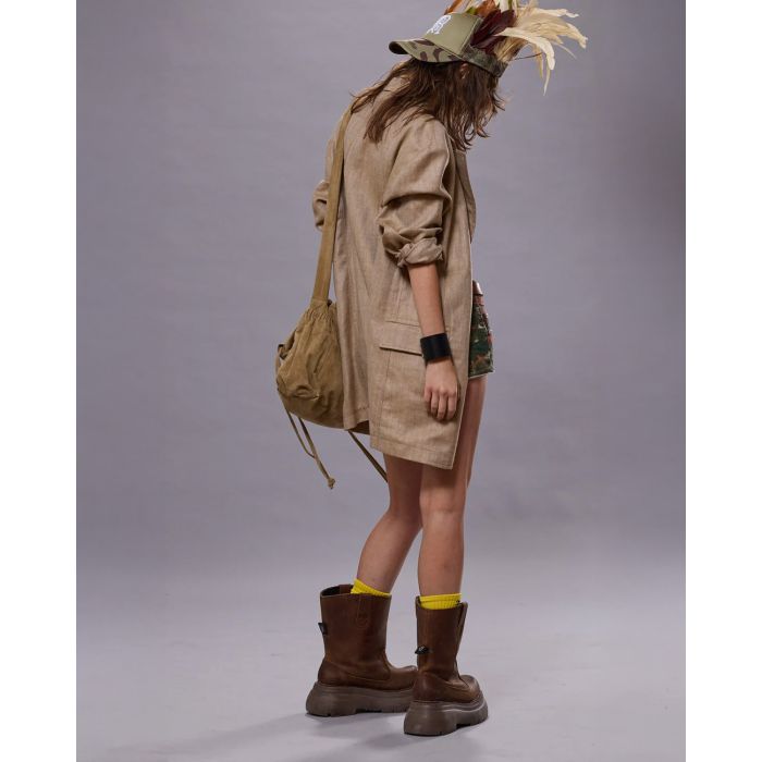 Veste de blazer oversize en lin beige Ragged R13. Porté de dos. 