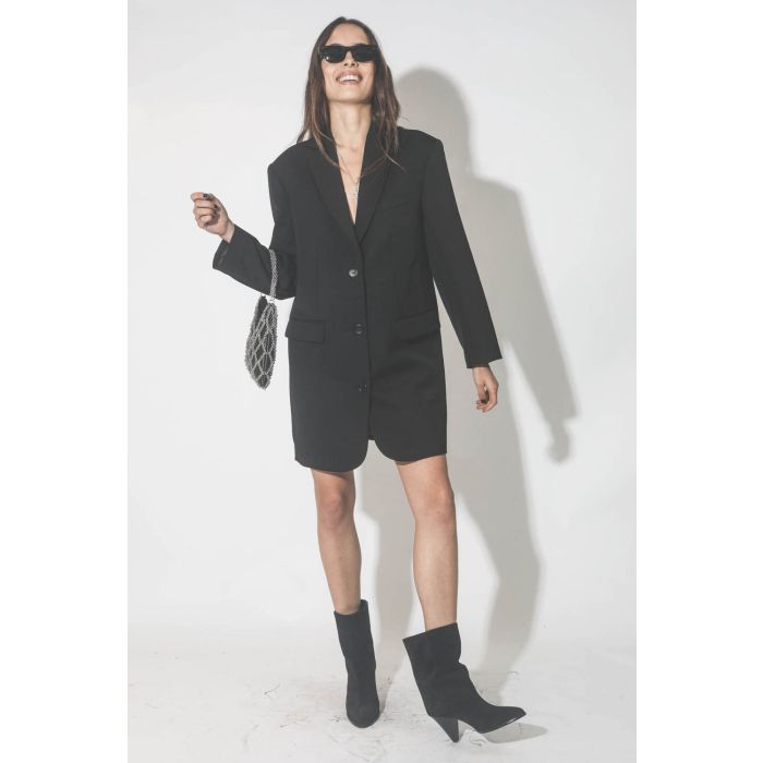 Robe courte esprit blazer noir Quinn Anine Bing. Porté avec des lunettes de soleil noires.