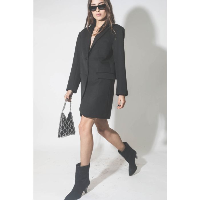 Robe courte esprit blazer noir Quinn Anine Bing. Porté avec un mini-sac en cuir noir avec chaines.