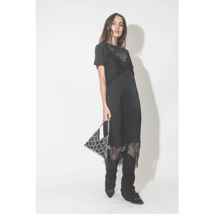 Robe fines bretelles en soie et dentelle noire Amélie Anine Bing. Porté en superposition sur un tee-shirt noir.