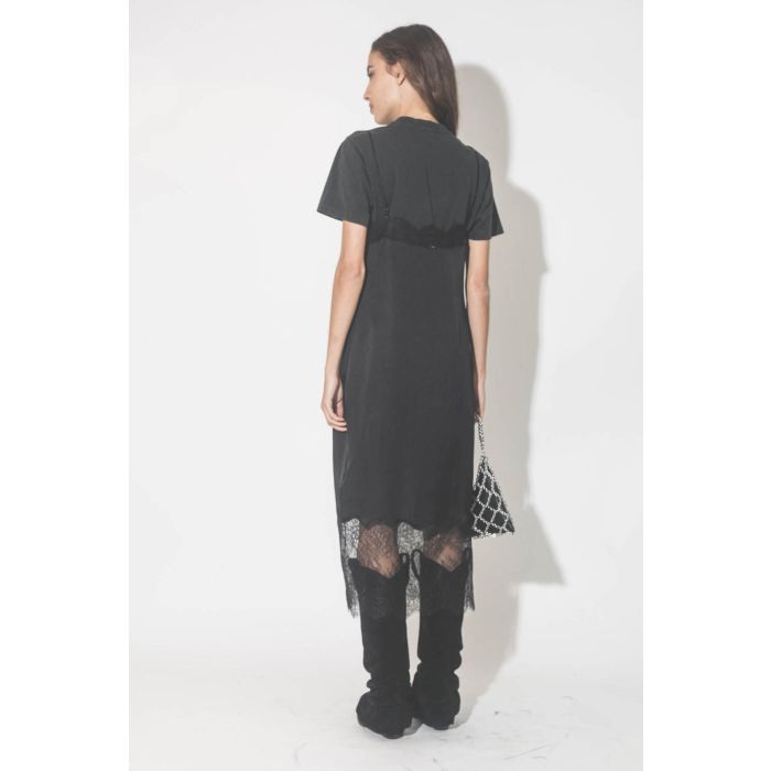 Robe fines bretelles en soie et dentelle noire Amélie Anine Bing. Porté de dos.