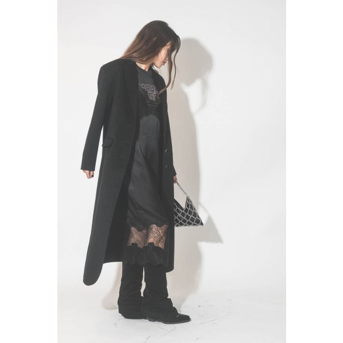 Robe fines bretelles en soie et dentelle noire Amélie Anine Bing. Porté avec un long manteau en cachemire noir.