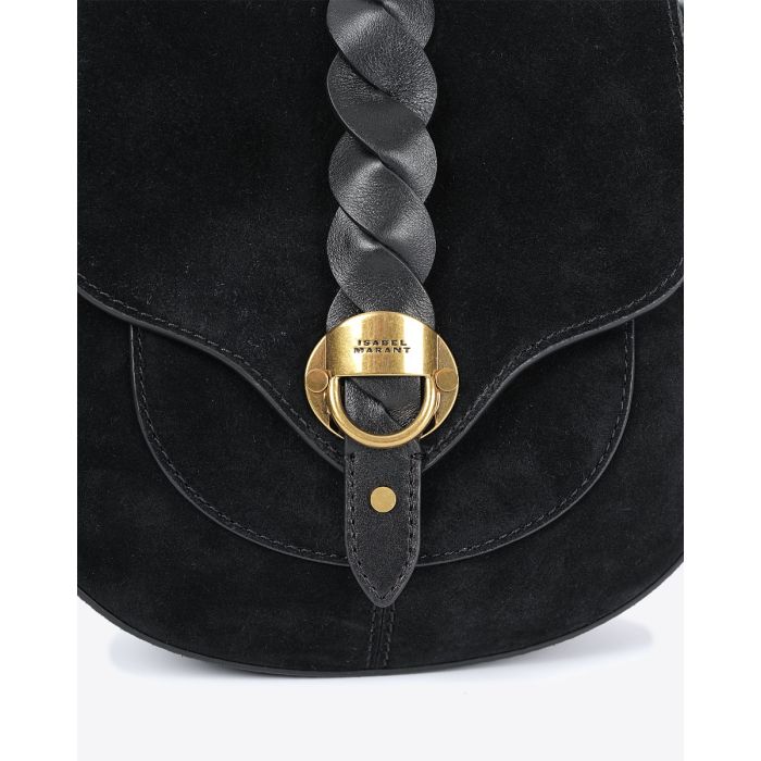 Sac Altay Small Isabel Marant en cuir suédé noir. Porté épaule ou croisé. Détail de la fermeture rabat aimanté avec une patte en cuir lisse tressée noir et un fermoir en métal doré gravé "Isabel Marant". 