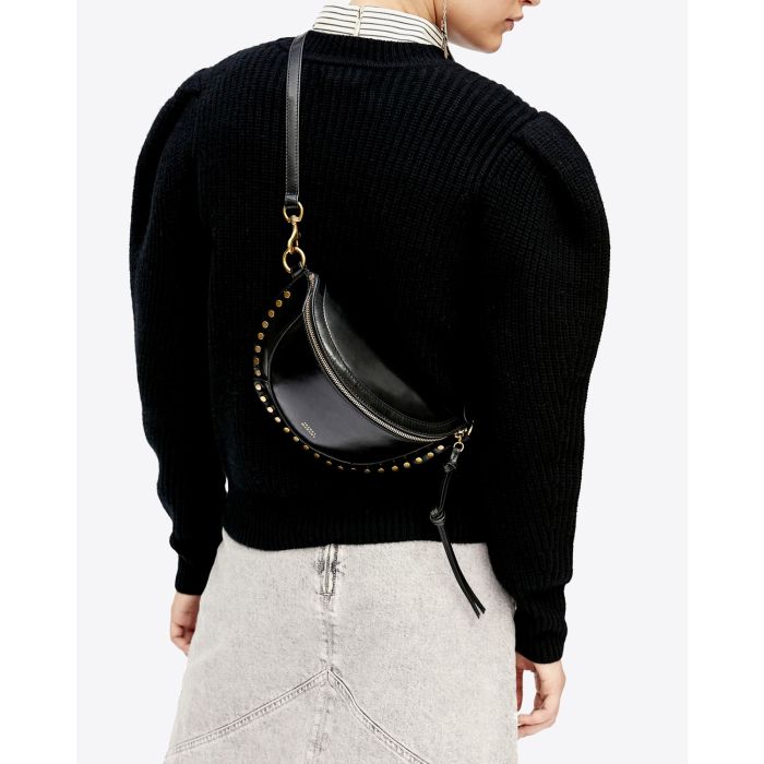 Sac banane en cuir lisse noir clouté Skano Isabel Marant. Porté cross-over dans le dos.