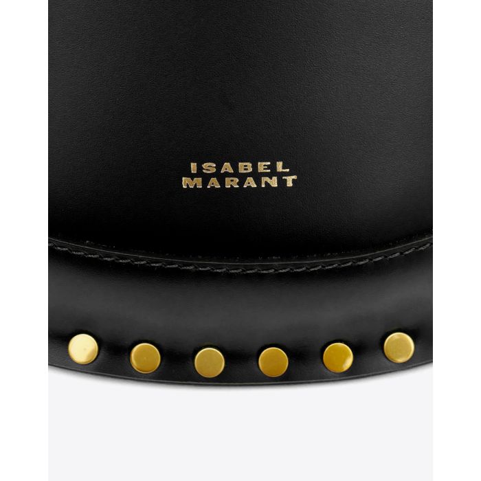 Sac banane en cuir lisse noir clouté Skano Isabel Marant. Détail du logo et des clous.