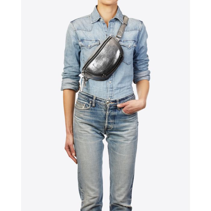 Sac banane Lino Jérôme Dreyfuss en cuir de chèvre lamé dégradé noir. Porté Crossover.