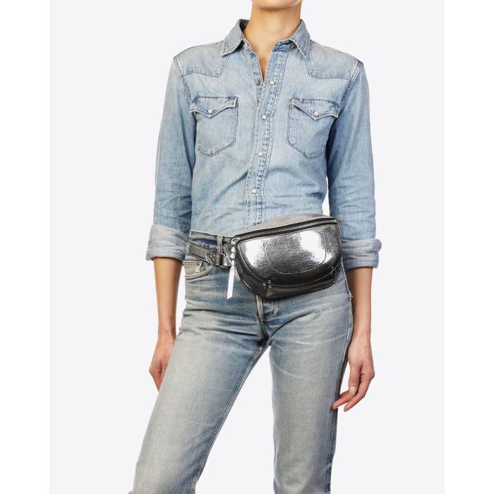 Sac banane Lino Jérôme Dreyfuss en cuir de chèvre lamé dégradé noir. Porté à la ceinture.