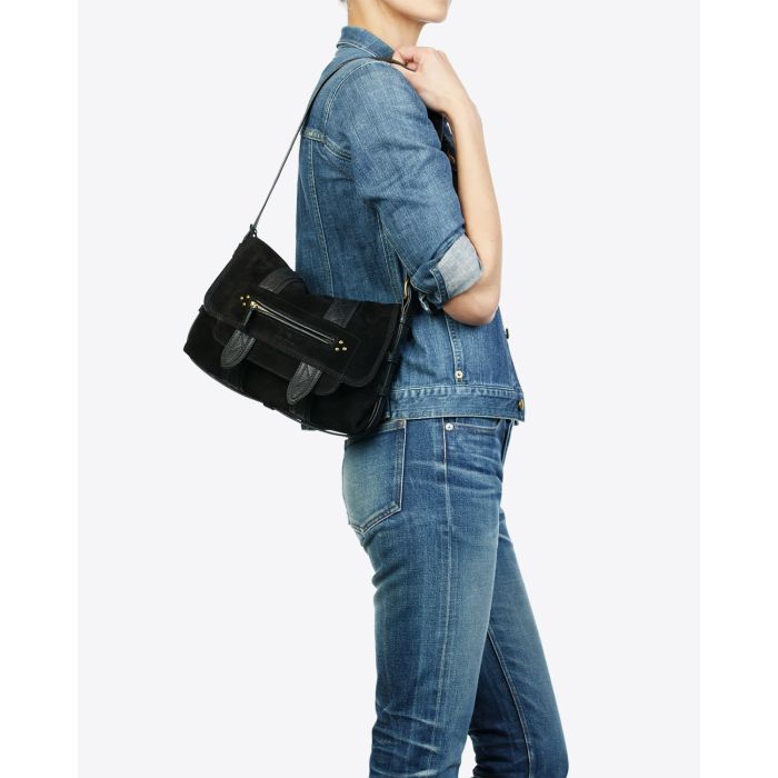Sac bandoulière réglable en cuir suédé noir  Joe S Jérôme Dreyfuss. Porté épaule.