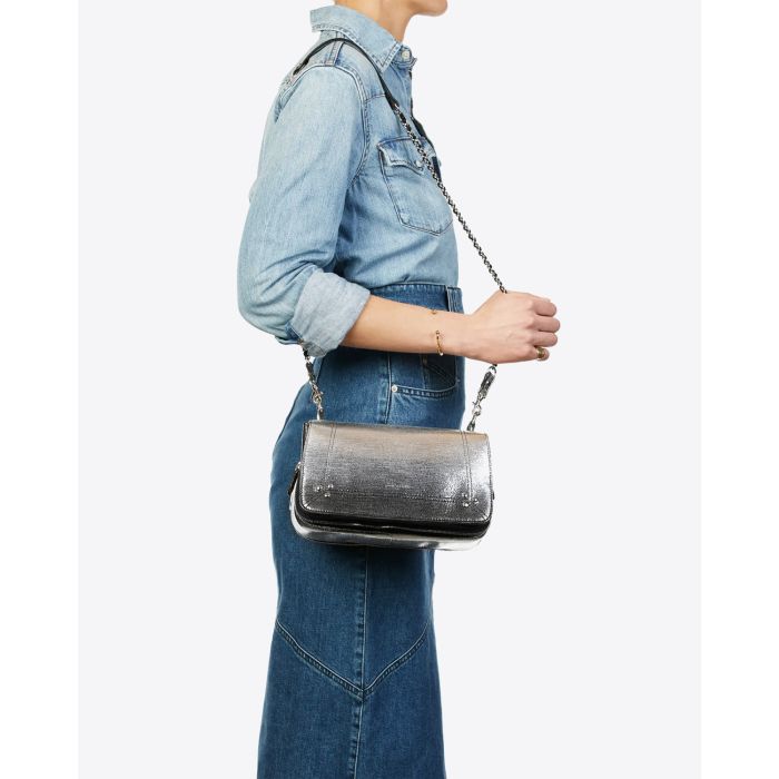 Sac bandoulière Bobi en chèvre lamé dégradé noir Jérôme Dreyfuss. Porté épaule.