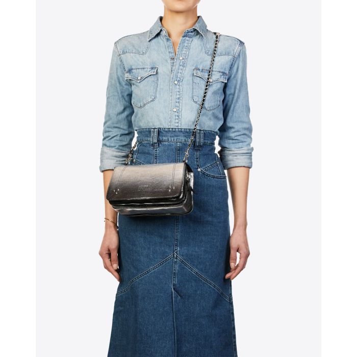 Sac bandoulière Bobi en chèvre lamé dégradé noir Jérôme Dreyfuss. Porté Crossover.