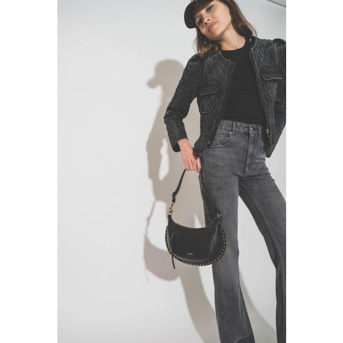 Sac en cuir noir grainé Oskan Isabel Marant. Porté de face.