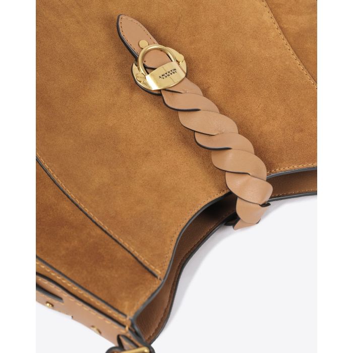 Sac Altay Hobo Isabel Marant en cuir suédé cognac. Porté main ou épaule. Détail de la patte en cuir entrelacé beige et fermoir bijou en métal doré gravé logo "Isabel Marant".