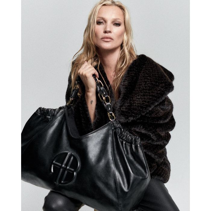 Sac en cuir noir Kate collaboration entre Anine Bing et Kate Moss. Porté par Kate Moss.
