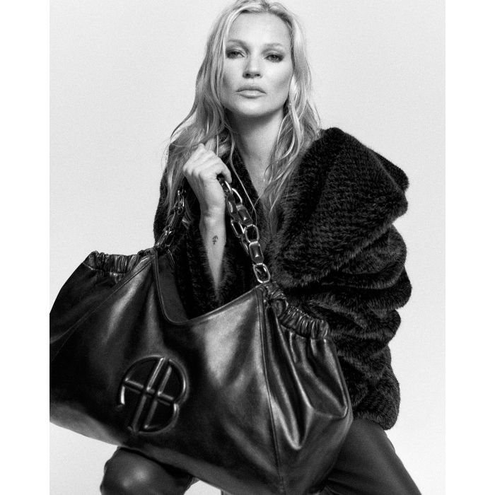 Sac en cuir noir Kate collaboration entre Anine Bing et Kate Moss. Porté par Kate Moss avec une fausse fourrure.