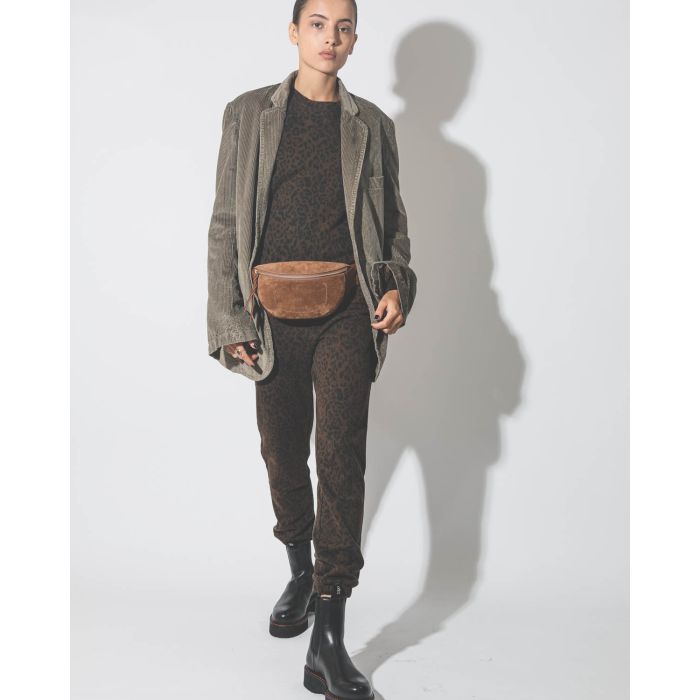 Sac banane Lino tabac Jerome Dreyfuss. Porté à la taille avec une veste.