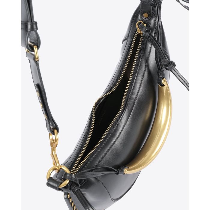 Sac Naoko bijou Isabel Marant en cuir lisse noir. Poignet bijou en métal doré gravé "Isabel Marant". Détail de la fermeture zippée en métal doré sur le dessus.