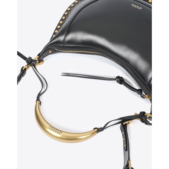 Sac Naoko bijou Isabel Marant en cuir lisse noir. Poignet bijou en métal doré gravé "Isabel Marant". Détail de la anse bijou porté main ou épaule.