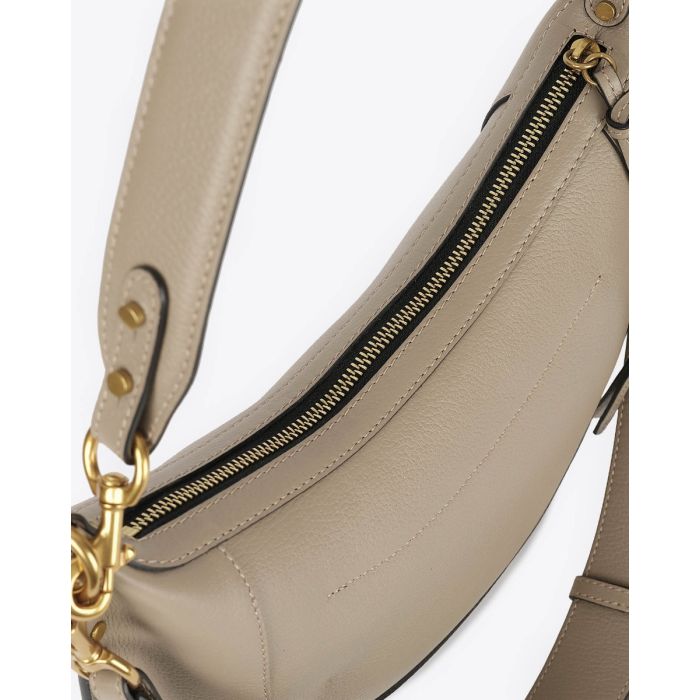 Sac Naoko Isabel Marant en cuir grainé taupe. Anse courte et bandoulière longue amovible et réglable. Porté épaule et main ou épaule et croisé. Face. Bandoulière Détail de la fermeture zippée sur le dessus du sac.