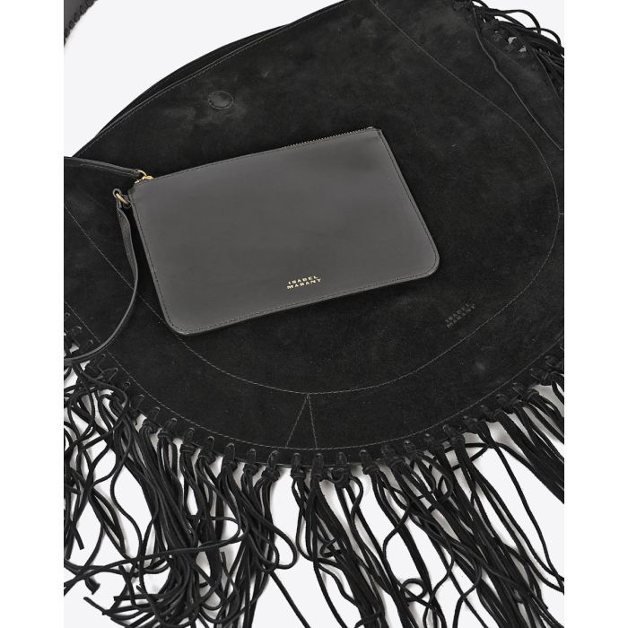 Sac Oskan Hobo Soft à franges Isabel Marant en cuir suédé noir. Porté main ou épaule. Détails des logos "Isabel Marant" embossés sur la pochette et devant le sac.