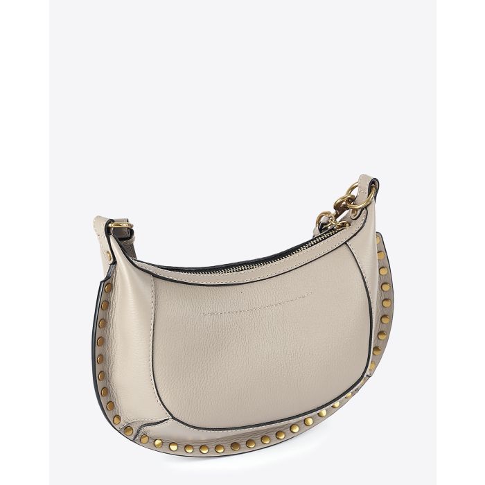 Sac lune Oskan Isabel Marant en cuir de veau grainé taupe. Vue profil.
