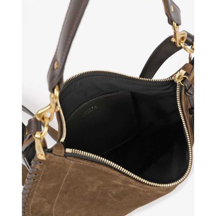 Sac Oskan Soft zip Isabel Marant en cuir suédé bronze et tressé. Anse en cuir porté main ou épaule et bandoulière en cuir amovible et réglable pour un porté épaule ou croisé. Détail de la anse. Détail de la poche plaquée en cuir à l'intérieur. 
