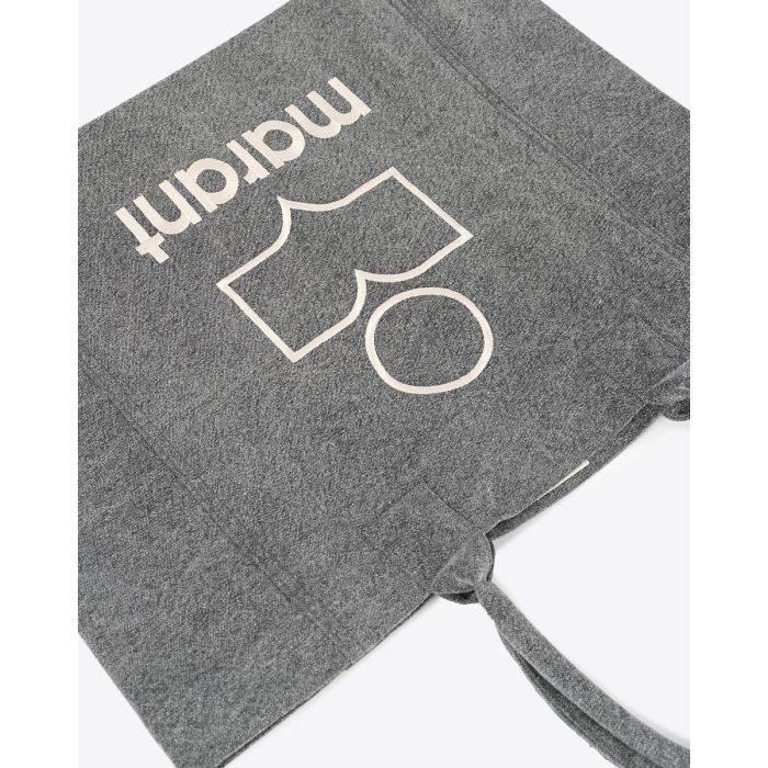 Cabas Yenky Isabel Marant en toile délavée anthracite logo "MARANT" brodé blanc. Porté main ou épaule. Détail de la toile et du logo brodé.