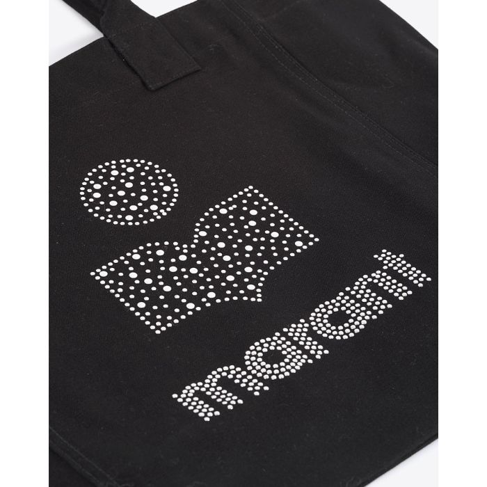 Sac cabas en toile de coton noir, logo clouté argenté Yenky Isabel Marant. Détail du logo clouté argenté Marant.