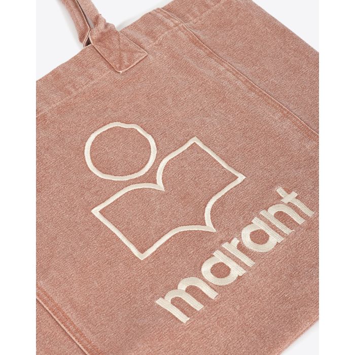 Sac cabas Yenky Isabel Marant en toile délavé rust logo "MARANT" brodé blanc. Porté main ou épaule. Détail de la toile de coton avec logo brodé blanc.