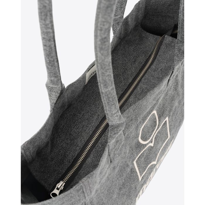 Cabas Yenky Zip Isabel Marant en toile de coton délavé gris anthracite logo brodé blanc "MARANT" devant. Porté main ou épaule. Détail de la fermeture zippée. 