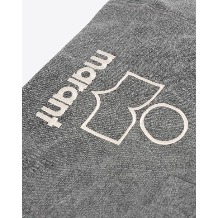 Cabas Yenky Zip Isabel Marant en toile de coton délavé gris anthracite logo brodé blanc "MARANT" devant. Porté main ou épaule. Détail de la texture de la toile et du logo brodé.