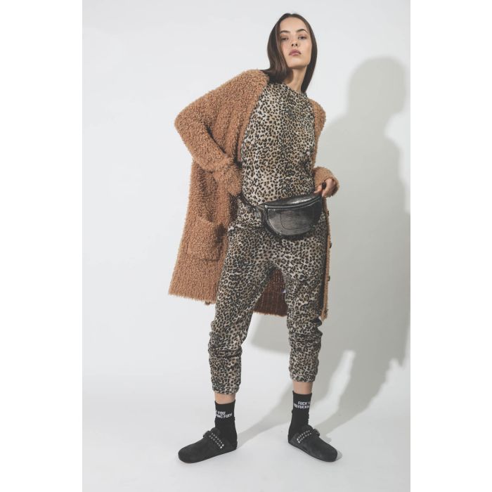 Sac Lino Banane chèvre Lamé Champagne Jérôme Dreyfuss. Porté à la taille avec un jogging.