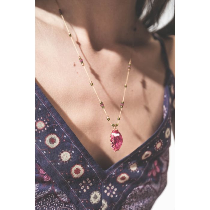 Collier court tibétain sur cordon beige avec perle pierre rose Indian Glass Pink Sharing. Porté de profil.