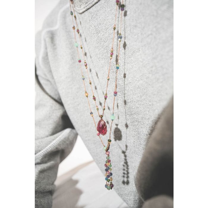 Collier long Tibétain V pierre Indian Glass Red et sautoir long Holy Fairy cordon tabac Sharing bijoux. Porté en accumulation sur un sweat-shirt gris chiné College The great.