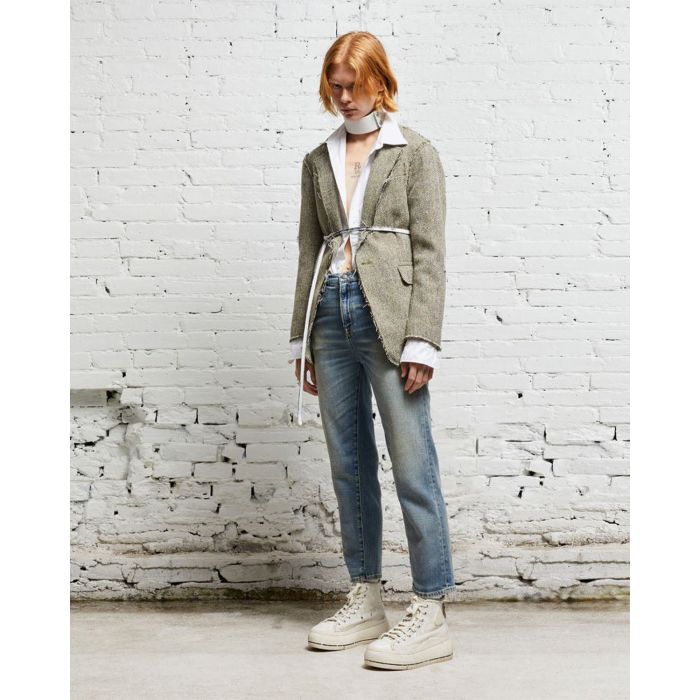 Jean taille haute Shelley slim délavage bleu ciel R13 Denim. Porté avec une chemise blanche. 