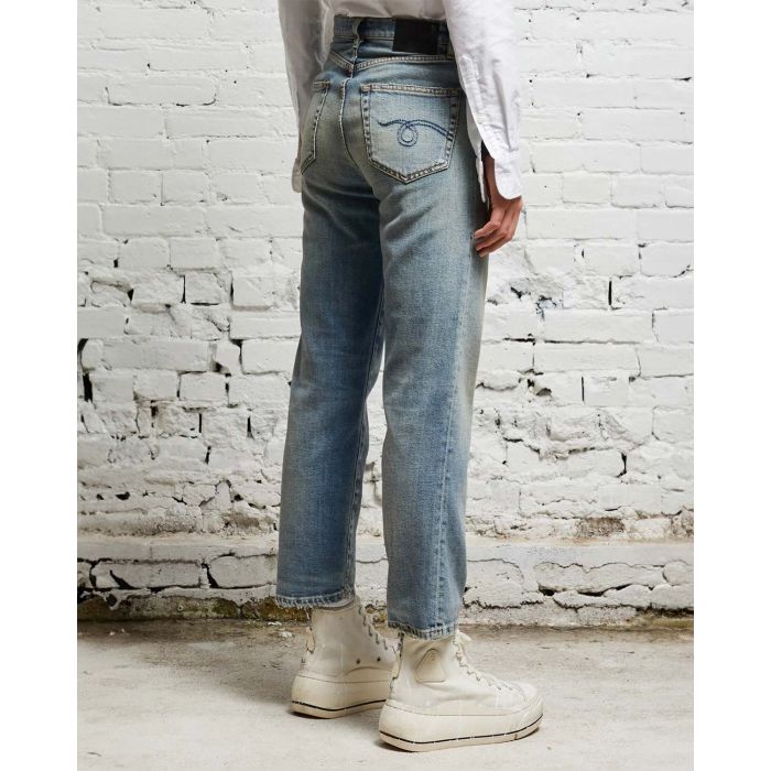 Jean taille haute Shelley slim délavage bleu ciel R13 Denim. Porté profil dos.
