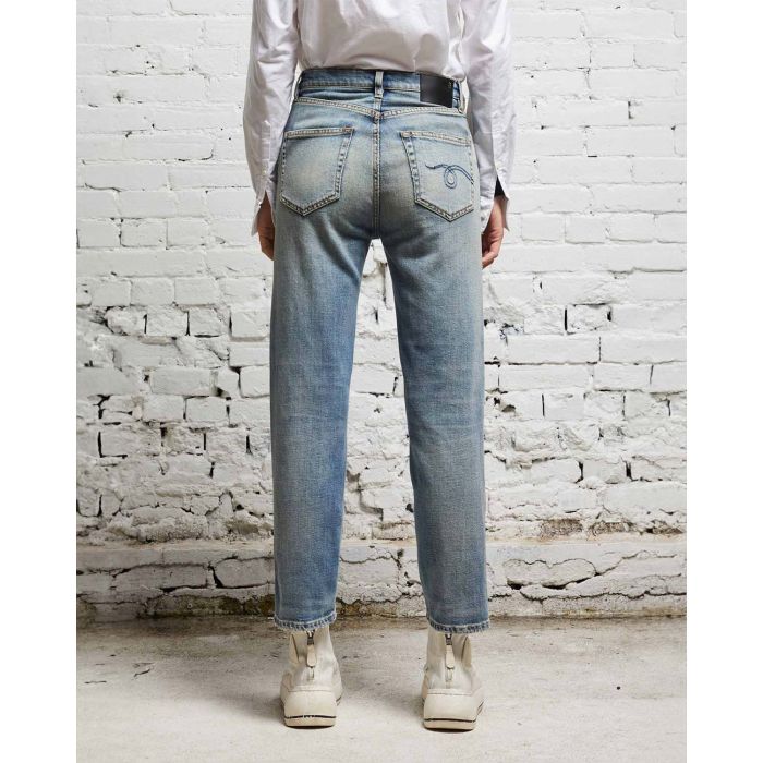 Jean taille haute Shelley slim délavage bleu ciel R13 Denim. Porté dos. 