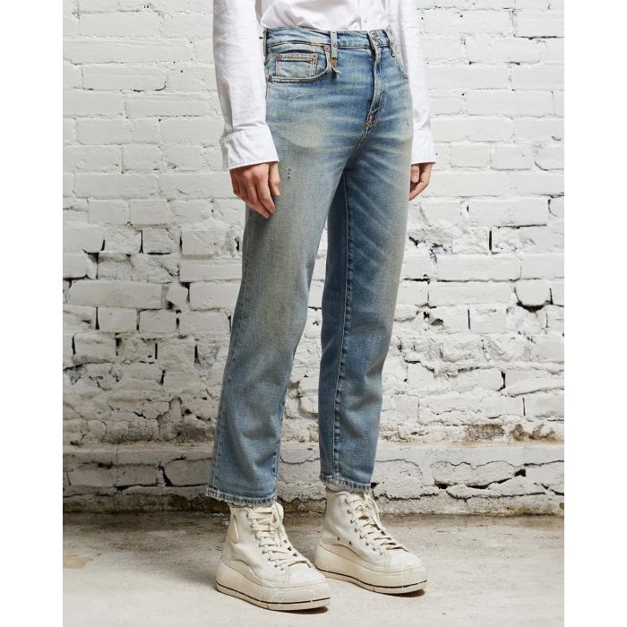 Jean taille haute Shelley slim délavage bleu ciel R13 Denim. Porté face profil. 
