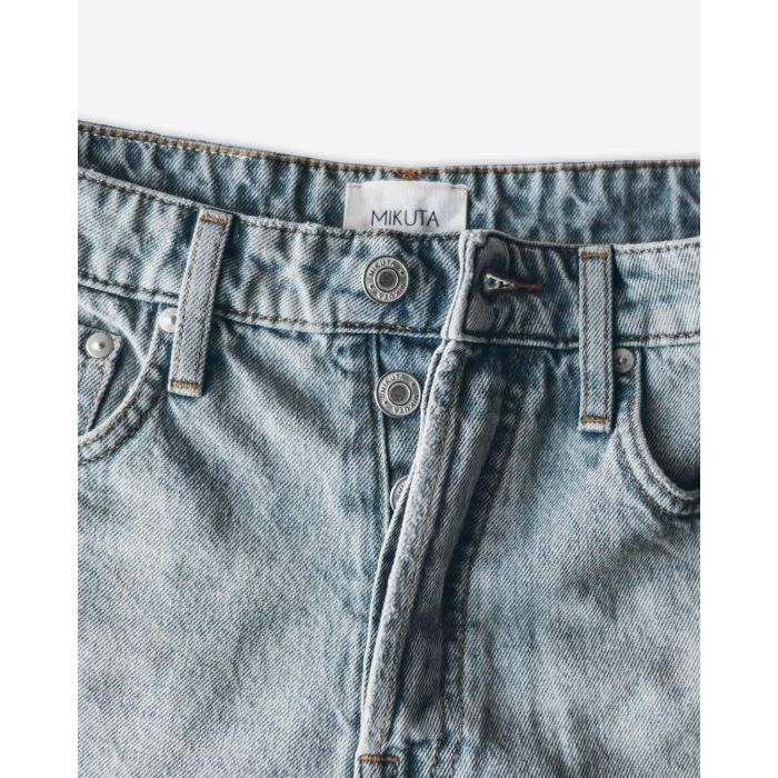 Short en jean bleu ciel usé Mikuta. Détail des boutons.