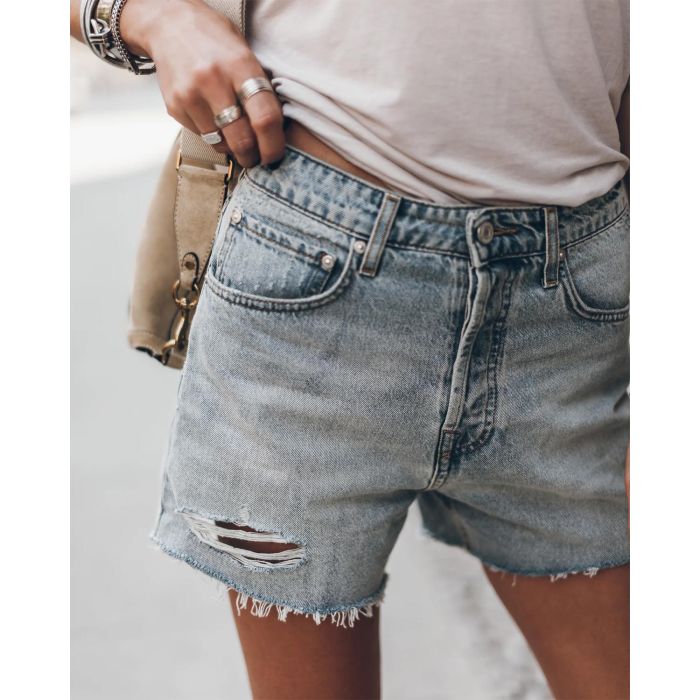 Short en jean bleu ciel usé Mikuta. Porté avec un tee-shirt écru Mikuta.