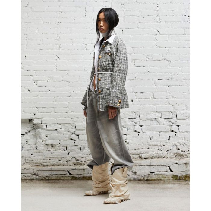 Ceinture fine en cuir peinture blanche Skinny Painted Belt R13. Porté sur une veste en Tweed gris.