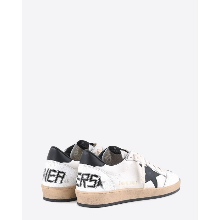 Sneakers Ball Star en cuir blanc étoile cuir noir et arrière noir 10283 Golden Goose femme. Sérigraphie SNEAKERS. Vu de dos.