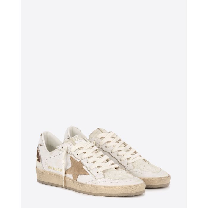 Sneakers Ball Star Golden Goose en cuir blanc, étoile beige, arrière en pony imprimé vache. Vue de face.