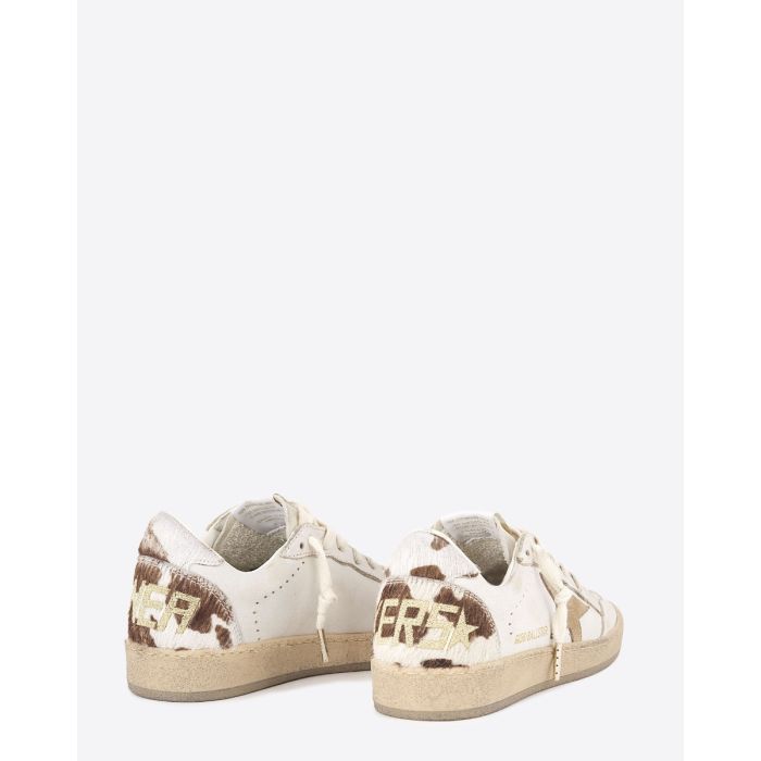 Sneakers Ball Star Golden Goose en cuir blanc, étoile beige, arrière en pony imprimé vache. Vue de dos.